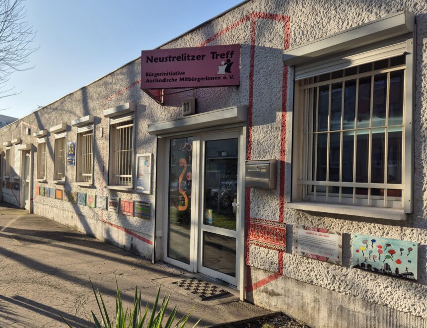 Das Haus der Bürgerinitiative Ausländische MitbürgerInnen e.V. mit der neu gestalteten Hausfassade.